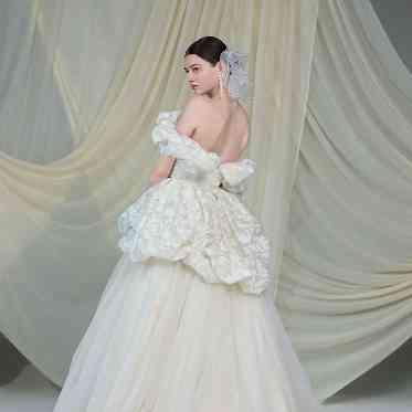 上質な生地で洗練された雰囲気を表現