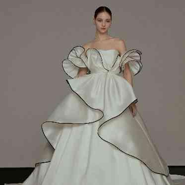 黒のラインがデザインをより引き立たせる