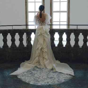 バックスタイルも華やかに