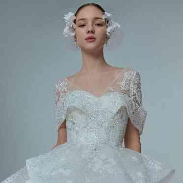 ビジューが華やかさを演出