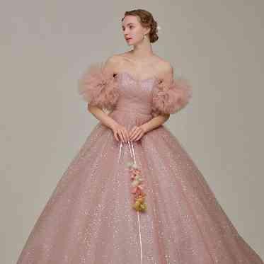 取り外し可能なスリーブで大人可愛くイメージを変えられる