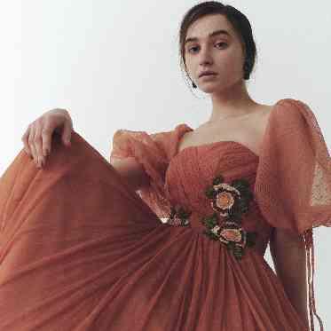 胸元の刺繍が印象的