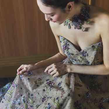 華やかなデザインとシックな色味が絶妙なバランス