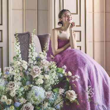 明るい色と繊細なデザインが花嫁の美しさを引き立てる