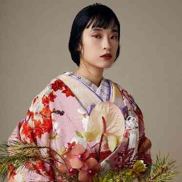 華やかな色合いで目を惹く和装