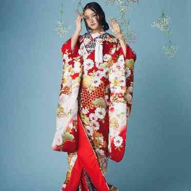 華やかな色合いで目を引く和装