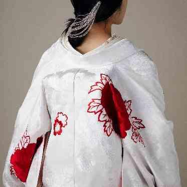 後ろの刺繍も印象的