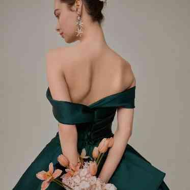 シンプルでシックな色味とデザインがラインを綺麗に見せてくれる