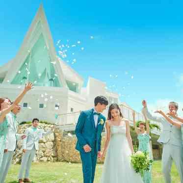 挙式後はゲストから祝福のフラワーシャワーを