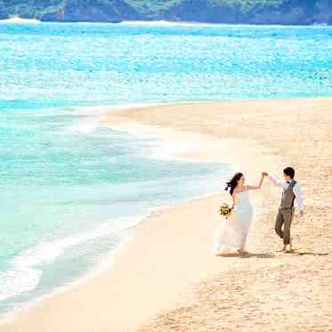 挙式前には、古宇利島内の美しいビーチでリゾートウエディングならではのビーチフォト