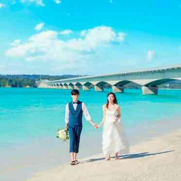 挙式前には、古宇利島内の美しいビーチでリゾートウエディングならではのビーチフォト