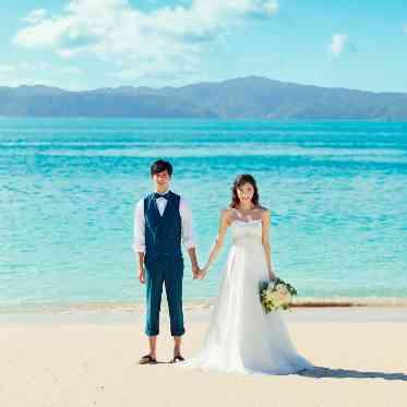 挙式前には、古宇利島内の美しいビーチでリゾートウエディングならではのビーチフォト