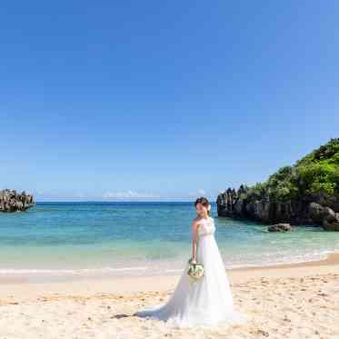 挙式前には、古宇利島内の美しいビーチでリゾートウエディングならではのビーチフォト