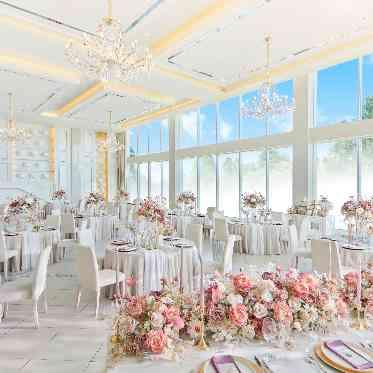 ララシャンスOKAZAKI迎賓館 天井高6メートル。最大着席人数175名の披露宴会場
