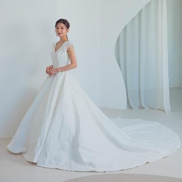 ララシャンスOKAZAKI迎賓館 ウェディングドレス