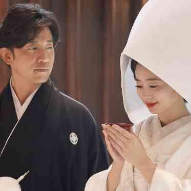 萬屋本店－KAMAKURA　HASE　est1806－ 三婚の儀では『過去・現在・未来』を意味する盃を交わし、夫婦の誓いを立てる。
