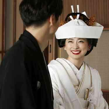 萬屋本店－KAMAKURA　HASE　est1806－ 花嫁支度が整い、おふたりでお写真撮影に。