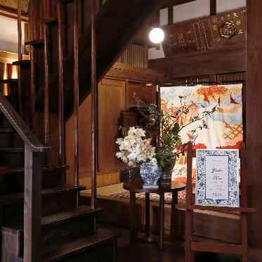 萬屋本店－KAMAKURA　HASE　est1806－ 入口の土間には当日お召しになる色打掛を飾ってお出迎えを。