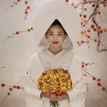 萬屋本店－KAMAKURA　HASE　est1806－ 花嫁の幸せを願う繊細な刺繍が織り込まれ、ひきこまれるほど上品な装い。