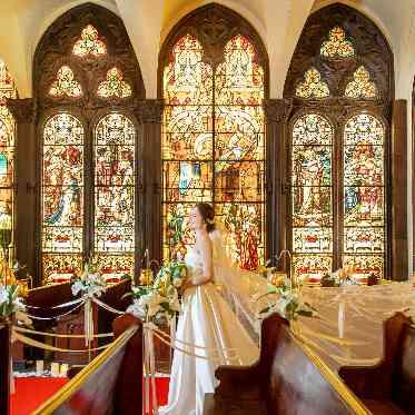 セント・ラファエロチャペル御堂筋~アンジェルミエール~ サイドにまであしらわれたステンドグラスはどのお席からもドレス姿が美しく見えます