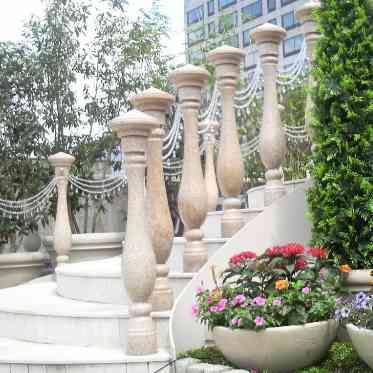 セント・ラファエロチャペル御堂筋~アンジェルミエール~ ガーデンにも階段があります