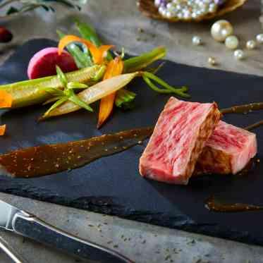 お箸で召し上がれるお料理はご年配のゲストも安心して召し上がれる逸品。