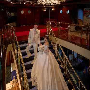 シンフォニークルーズウェディング 一船貸し切りの大階段