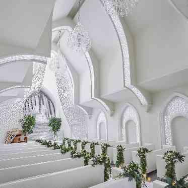 ステラ・デル・アンジェロ 天井高10メートル、明るく開放的なチャペル