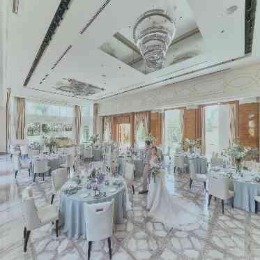 ステラ・デル・アンジェロ 天然素材を使用した上質な設えの披露宴会場は、品格が薫るホワイト×ブラウンの色調