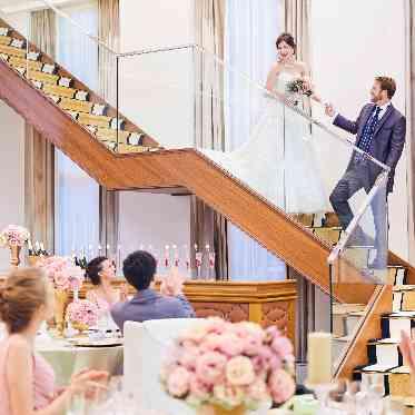 ステラ・デル・アンジェロ 階段入場は新郎様のエスコートにて、特別な瞬間をゲストに見守られながら