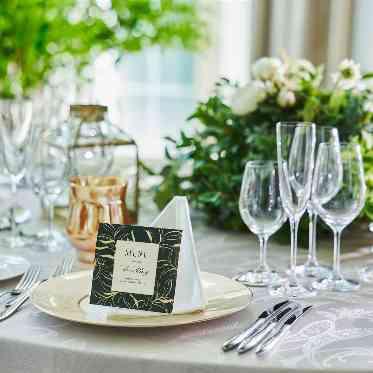 ステラ・デル・アンジェロ テーブル装飾のイメージ、ペーパーアイテムは手作りで心のこもった演出を