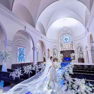 アニヴェルセル 大阪 花嫁様のウェディングドレス姿が綺麗に映えるロイヤルブルーのバージンロード