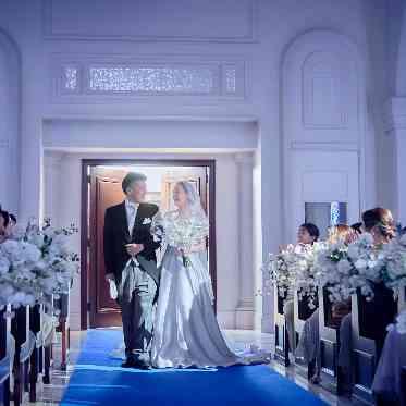 アニヴェルセル 大阪 お父様と歩かれるバージンロードは、ご家族に愛され、花嫁が美しく成長してきたこれま