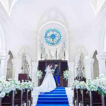 アニヴェルセル 大阪 1mある祭壇はどこに座っていても花嫁様のウェディングドレス姿が綺麗に見えます