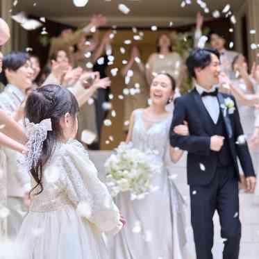 笑顔が飛び交う盛大なフラワーシャワー