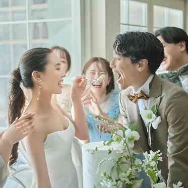 アニヴェルセル 大阪 ゲストとの距離も近くお二人も自然に笑顔に