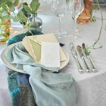 アニヴェルセル 大阪 最先端のトレンドを取り入れたコーディネートでおふたりらしさを演出して