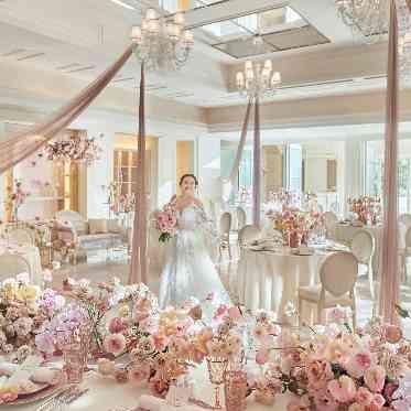 アニヴェルセル 大阪 白基調の会場だからこそおふたりの色に染めることができる