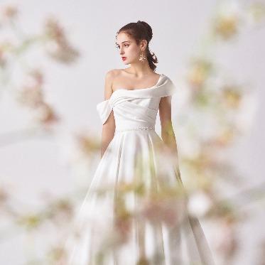 アニヴェルセル 大阪 個性的なデザインのドレスも素敵