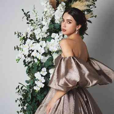 アニヴェルセル 大阪 トレンドのサテン×パフスリーブのカラードレス