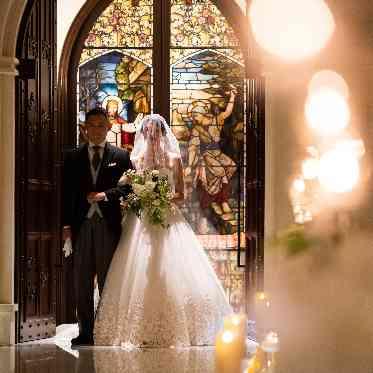 セント・ラファエロチャペル東京 新婦入場シーンも背景のステンドグラスでより感動的な雰囲気を演出