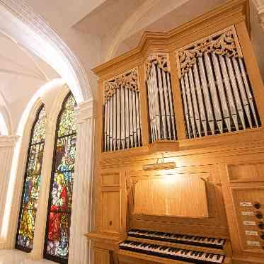 セント・ラファエロチャペル東京 挙式をより感動的に演出するのはパイプオルガンと聖歌隊の生演奏。