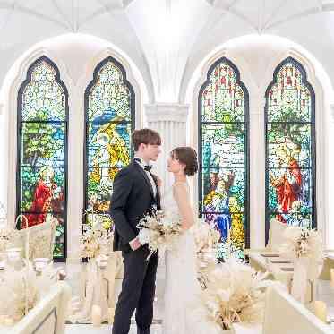 セント・ラファエロチャペル東京 360度ステンドグラスに囲まれた白亜のチャペル