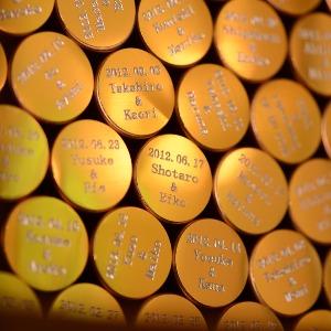 セント・ラファエロチャペル東京 チャペルの中で結婚証明書を収めるセレモニー。挙式日とお名前を刻印した金色の筒に