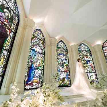 THE SUITE TOKYO by st.raphaelchapel(ザ スイート 東京) 光輝くステンドグラスとドレス姿が美しく映える大空間。