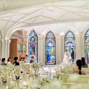 THE SUITE TOKYO by st.raphaelchapel(ザ スイート 東京) ゲストに見守られながら誓いを立てる、感動のチャペル挙式。