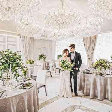 セント・ラファエロチャペル東京 真っ白な披露宴会場はお好みの雰囲気でコーディネートが可能