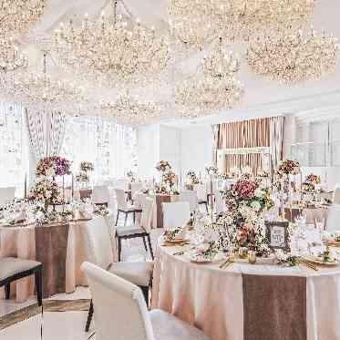 セント・ラファエロチャペル東京 スワロフスキーのシャンデリアきらめくパーティー会場