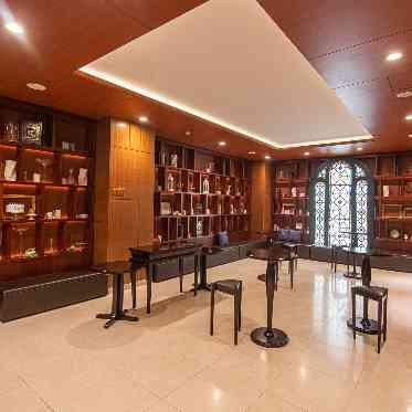 セント・ラファエロチャペル東京 銀座という立地に相応しいシックで落ち着いた色合いのゲスト専用ラウンジ