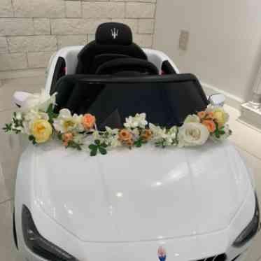 人気のウエディングカー。お花で飾り付けたり、バルーンを付けたりも可能